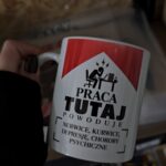 Kubek Praca tutaj powoduje